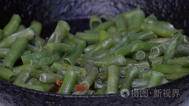 冷冻的四季豆炒煎锅内视频