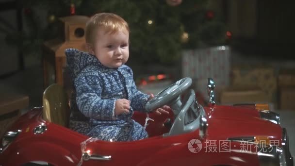 男孩在圣诞夜骑一辆小车视频