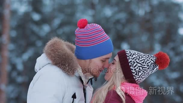 快乐的寒假旅游情侣接吻视频