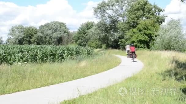 几个骑自行车沿着哈维尔河自行车路径 （德国勃兰登堡）。Havelradweg