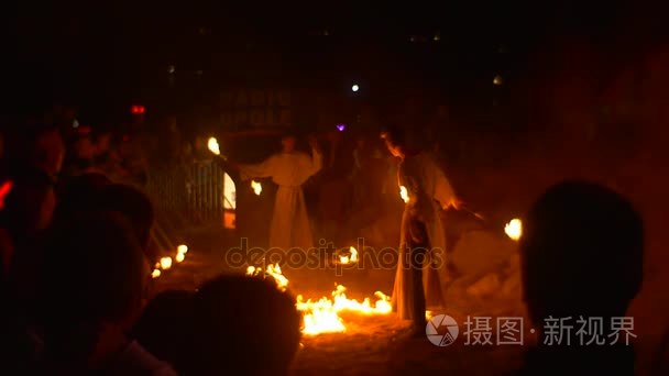 大群人已经在火和舞蹈的节日