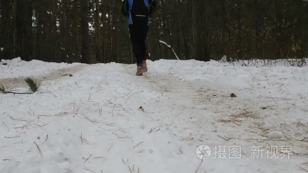 男选手跑冬季森林