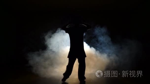 在黑色背景上的烟气中的舞者视频