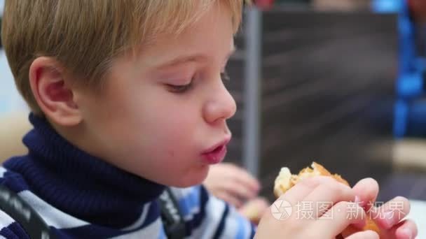 孩子在快餐店吃鸡的烤饼视频