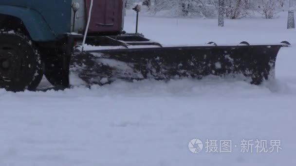 扫雪机清理道路视频