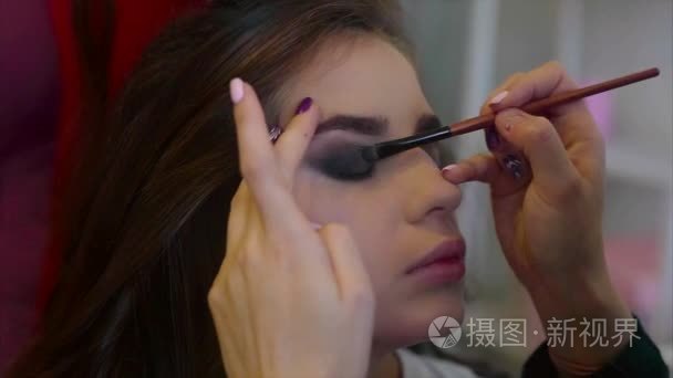 近摄镜头的化妆艺术家运用眼影慢动作视频