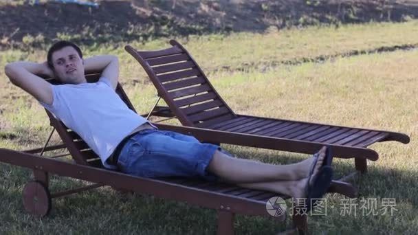 年轻男子躺在躺椅上视频