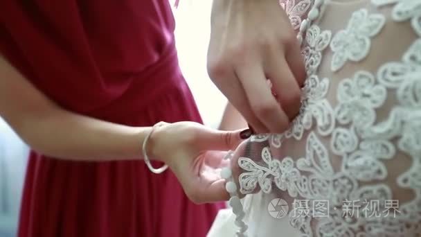 伴娘使弓结背面的新娘婚纱礼服视频