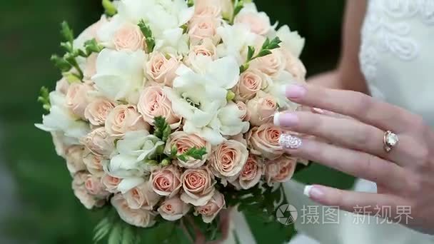 新娘玫瑰花束和手里拿着的细节视频