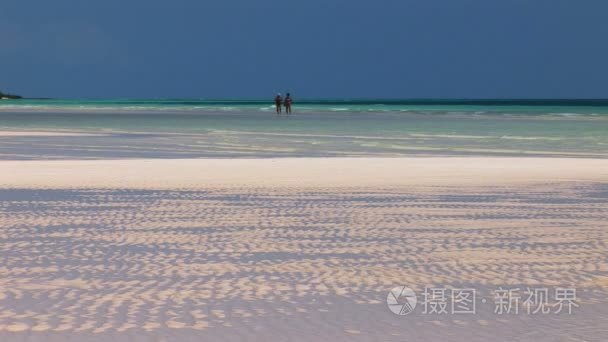 两人在大巴哈马岛卢海滩上行走视频