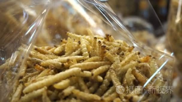 油炸竹虫装在泰国当地市场。泰国的食物的莫名其妙的错误