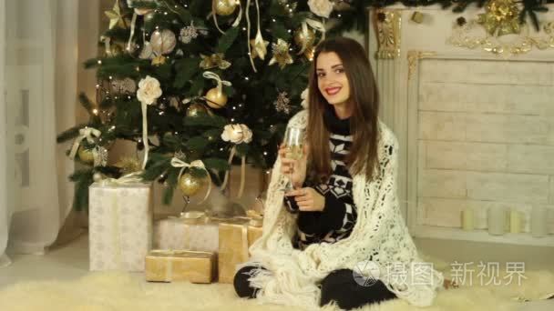 喝香槟附近圣诞树上的女孩