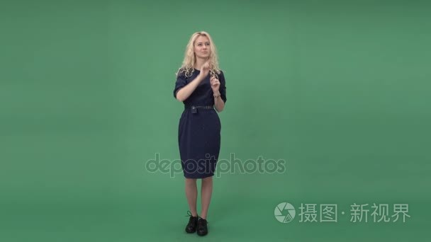 翻转虚拟屏幕的女人视频