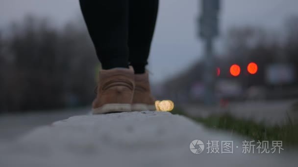 女性的脚在鞋走在沥青模糊灯视频