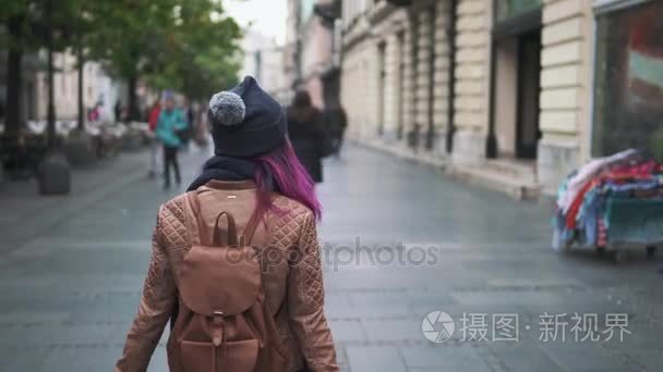 女游客与行李箱在街上散步视频
