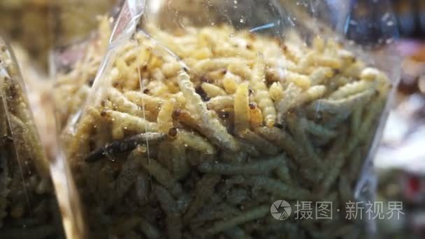 油炸竹虫装在泰国当地市场。泰国的食物的莫名其妙的错误