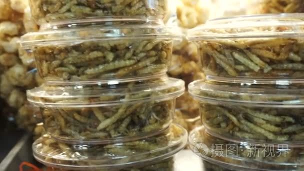 油炸竹虫装在泰国当地市场。泰国的食物的莫名其妙的错误