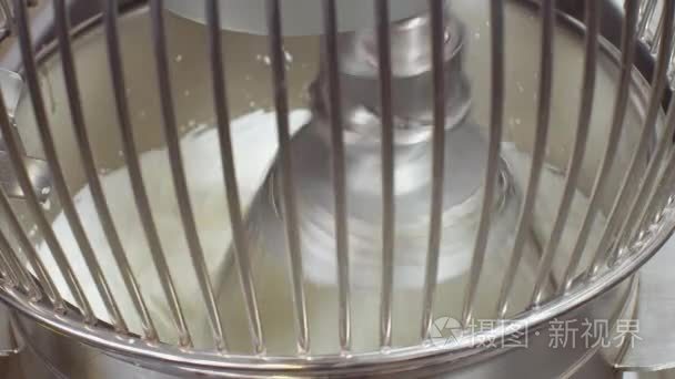 工作工业食品搅拌机生产酸奶油视频