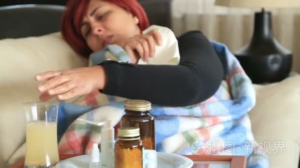 女人在家生病躺在床上和休息的流感