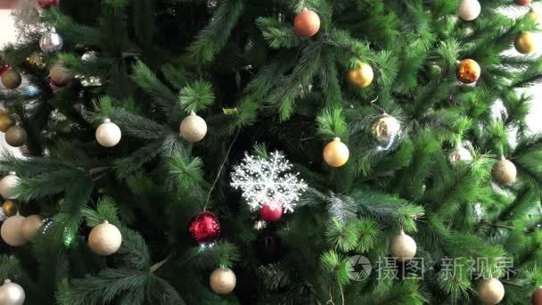 花环和雪花灯圣诞树度假视频
