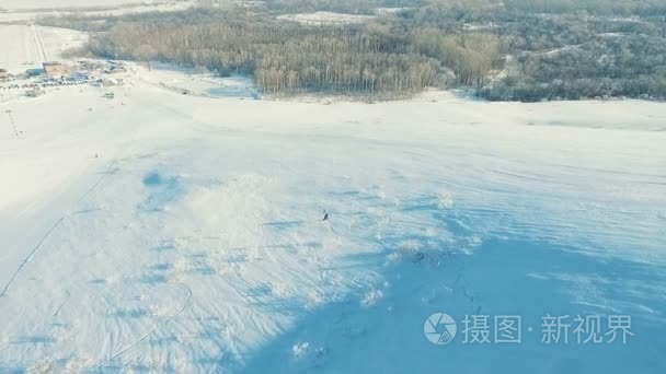 没有经验的滑雪板滑视频