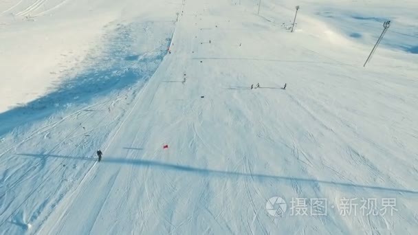 滑雪者的滑雪缆车巨型正轨视频