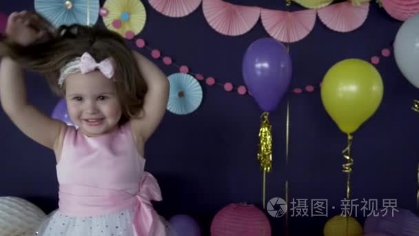 可爱的小宝贝女孩笑着在她的生日聚会上玩