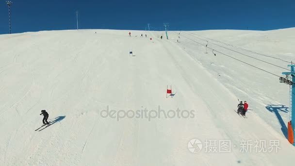 滑雪者开始骑在巨大的轨道视频