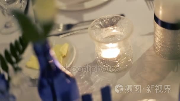 空杯子和瓶子在宴会桌上蜡烛视频
