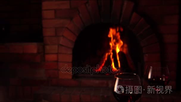 在壁炉旁的庆祝晚宴视频