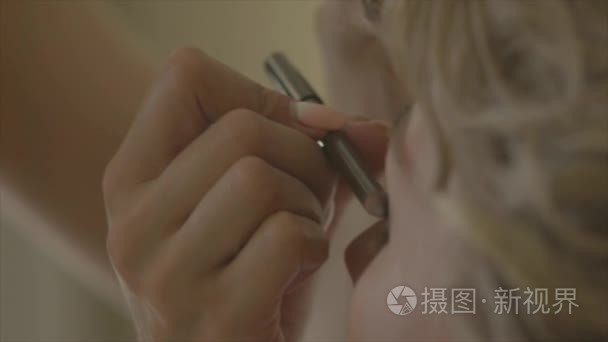 年轻女子正在了她的眼睛视频