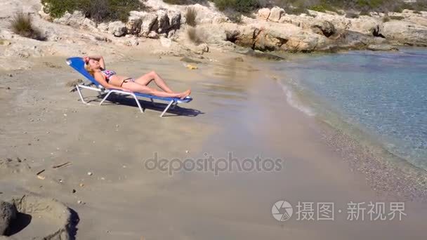 躺在沙滩上日光浴浴床的女人视频
