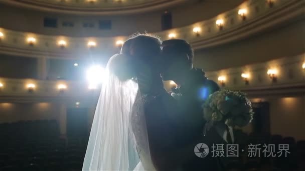 婚礼夫妇吻在剧院关闭视频