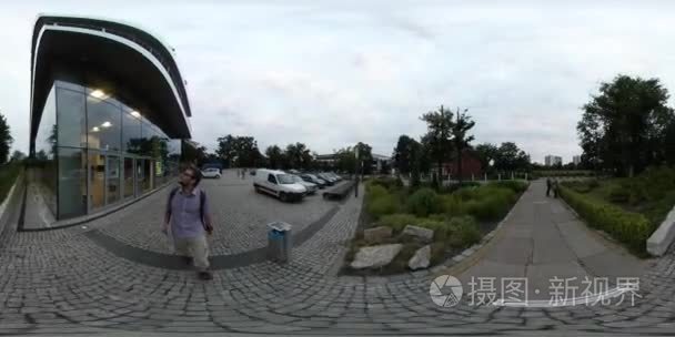 360vr 视频市天奥波莱公园旅游叶照亮大厅走由鹅卵石广场公园绿树草坪旅游是由 Alley 步行