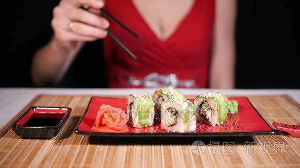女人吃绿色寿司卷视频