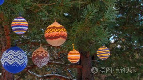 圣诞球挂在松枝上覆盖着雪视频