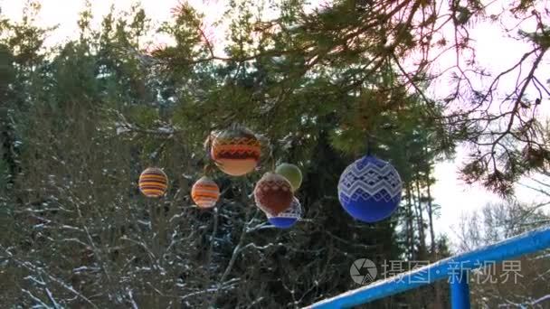 圣诞球挂在松枝上覆盖着雪视频