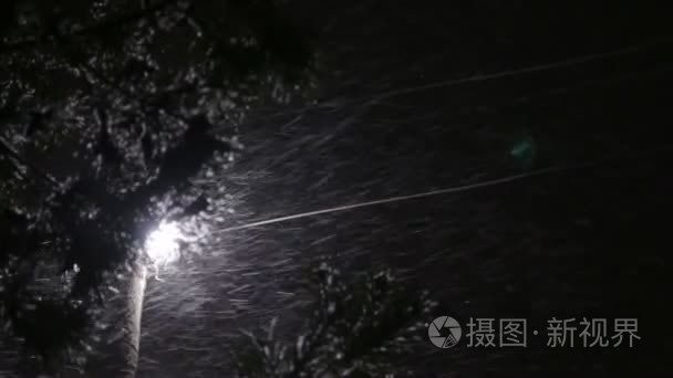 从夜晚的天空落下的雪视频