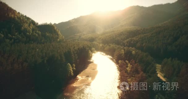 4 k 到鸟瞰图。低飞行新鲜冷山河在阳光灿烂的夏天早晨