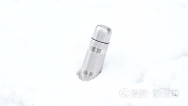 热水瓶躺在白色背景上的雪视频
