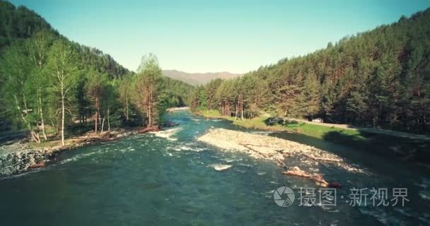 4 k 到鸟瞰图。低飞行新鲜冷山河在阳光灿烂的夏天早晨