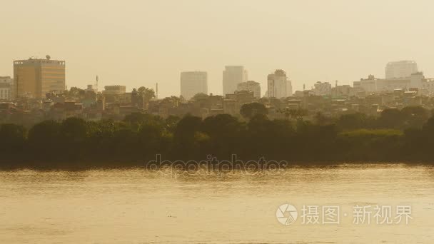 河内市在暮霭中。俯瞰这条河。越南