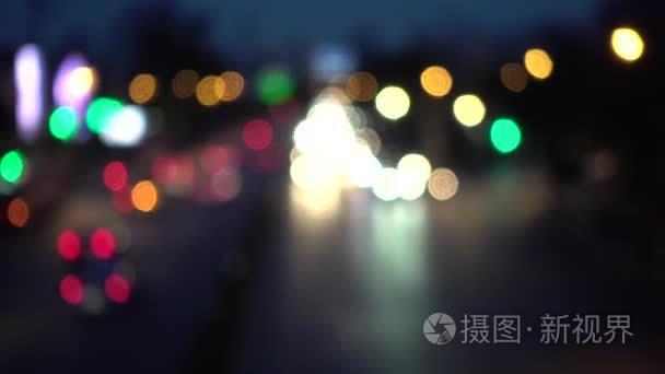 4 k 汽车灯景。在晚上多彩圈子视频背景循环玻圆形街道上执行一个丰富多彩的舞蹈。是只适合于事件的运动背景