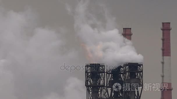 大气中的空气污染工业烟雾从现在。管道钢厂。浓浓的烟雾和蒸汽钢生产车间