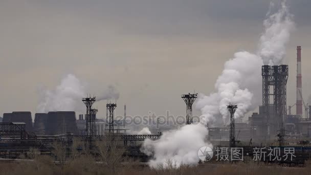 大气中的空气污染工业烟雾从现在。管道钢厂。浓浓的烟雾和蒸汽钢生产车间