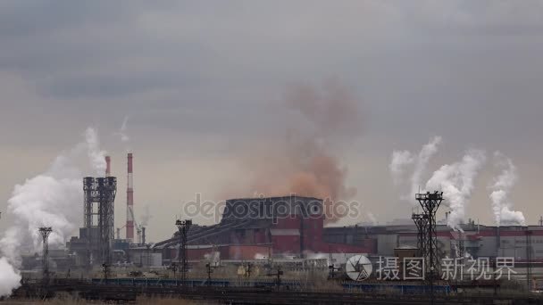 大气中的空气污染工业烟雾从现在。管道钢厂。浓浓的烟雾和蒸汽钢生产车间