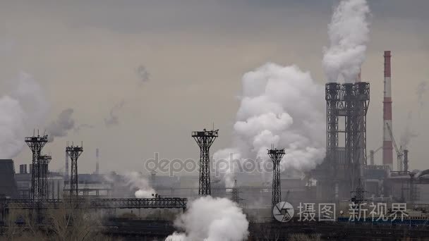 大气中的空气污染工业烟雾从现在。管道钢厂。浓浓的烟雾和蒸汽钢生产车间