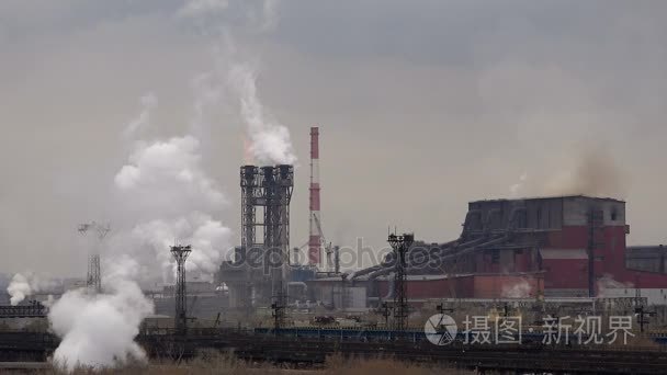 大气中的空气污染工业烟雾从现在。管道钢厂。浓浓的烟雾和蒸汽钢生产车间