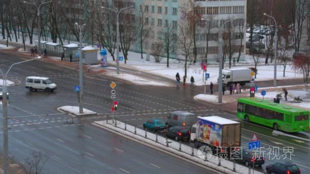 在一个下雪的城市十字路口冬天视频