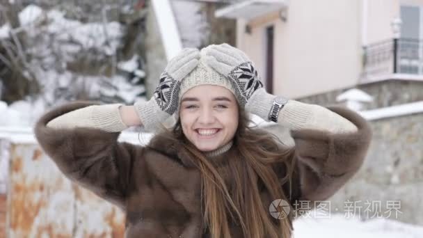 美丽微笑的少女构成在冬季的一天。慢慢地